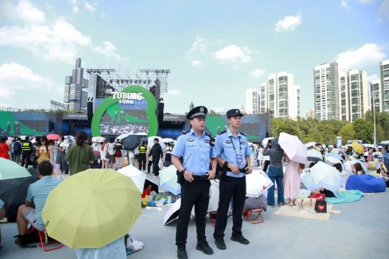 民警在樂堡啤酒·2025貴陽Z紀元銀河左岸音樂節(jié)現(xiàn)場，守護“樂迷”的快樂。觀山湖區(qū)融媒體中心供圖