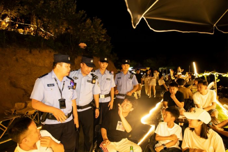 巡邏民警提醒游客注意安全。觀山湖區(qū)融媒體中心供圖