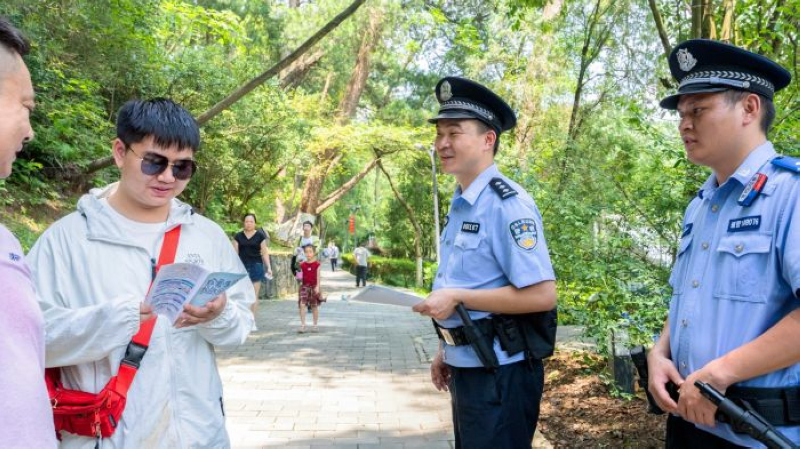民警在百花湖景區(qū)巡邏，并向游客宣傳防溺水等安全知識。觀山湖區(qū)融媒體中心供圖