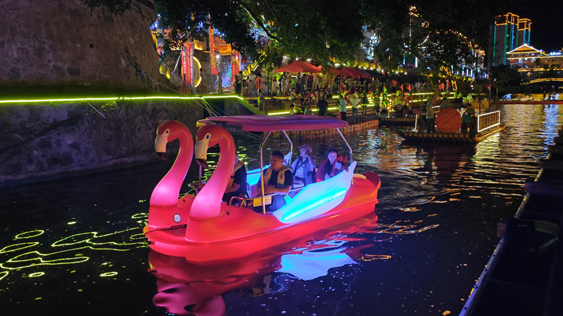 游客乘船游江。