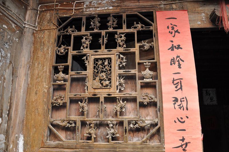 大門兩側梓木鏤花精雕神形兼備的窗欞。歐陽克儉攝