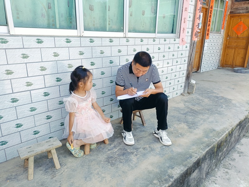 “愛心爸爸”楊萬倫走訪結對關愛兒童，了解生活思想等情況，宣傳防溺水等安全知識。