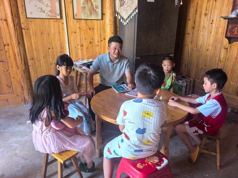 “愛心爸爸”走訪結對關愛兒童，了解生活思想等情況，宣傳防溺水等安全知識。