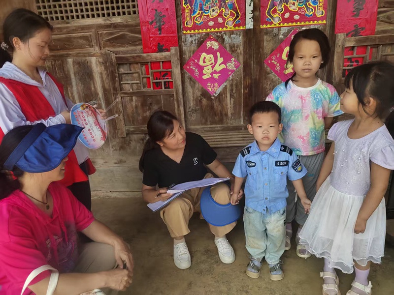 “愛心媽媽”走訪結對關愛兒童，了解生活思想等情況，宣傳防溺水等安全知識。