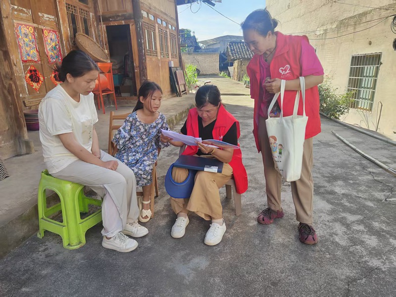 “愛心媽媽”走訪結對關愛兒童，了解生活思想等情況，宣傳防溺水等安全知識。