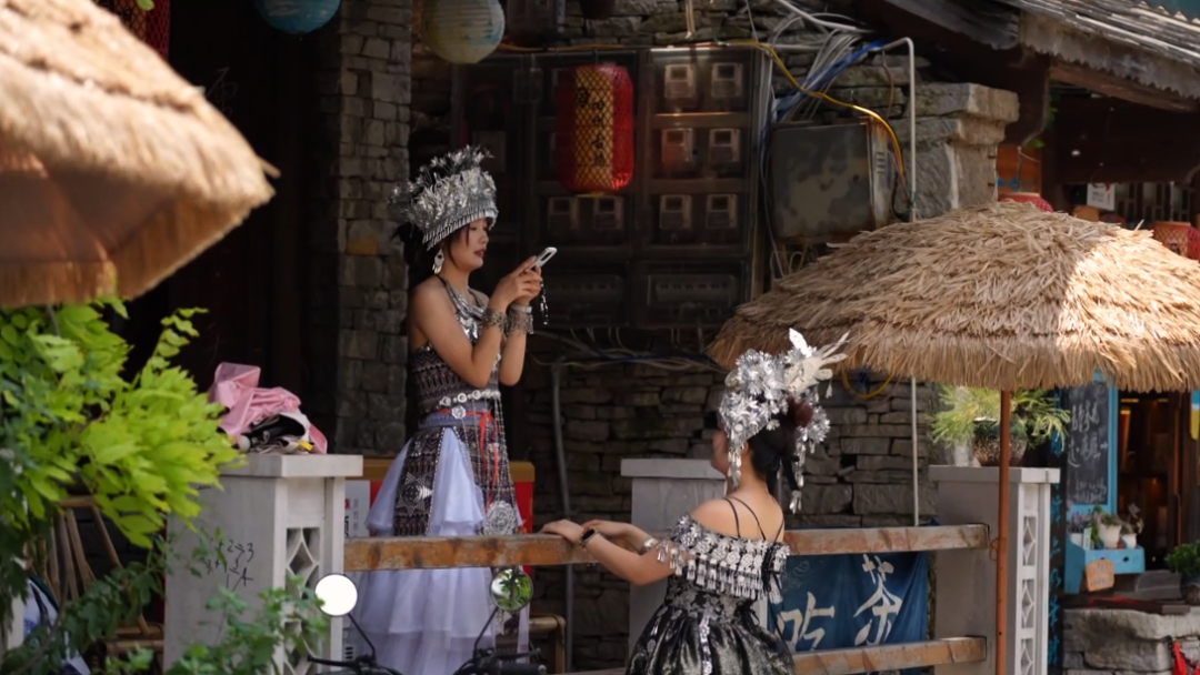 游客體驗(yàn)少數(shù)民族服飾。