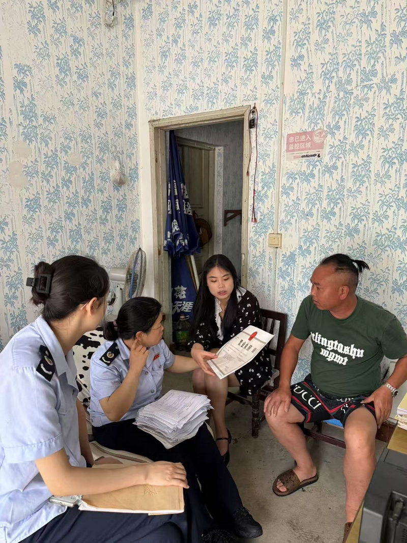 稅務人員走訪個體工商戶，了解其經營情況并開展稅務輔導.