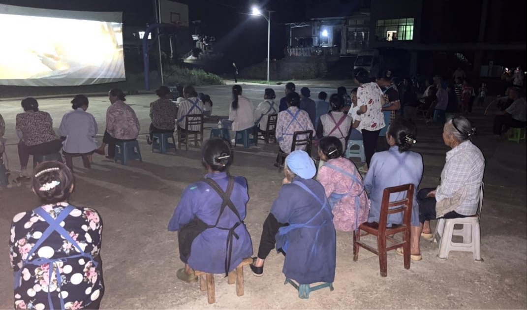 紫云自治縣貓營鎮(zhèn)格東村農(nóng)村電影公益放映中。