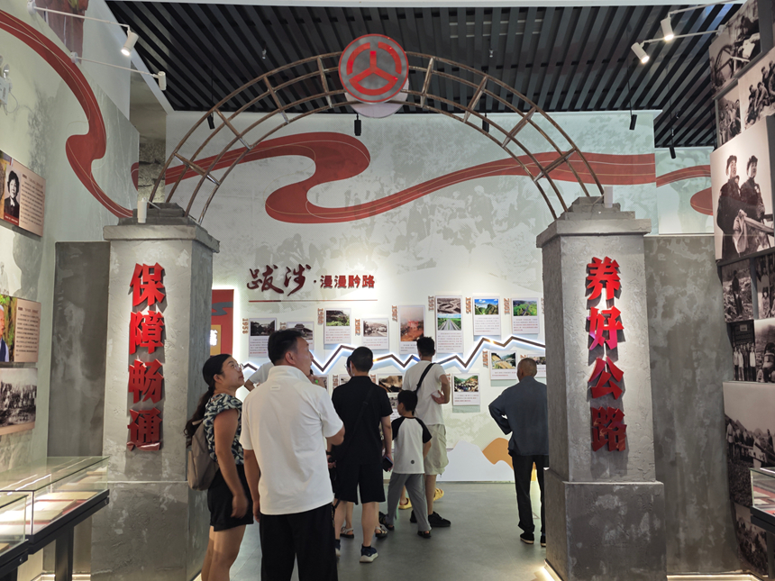 宣講結束，與會人員走進貴州公路傳承館。羅飛燕攝