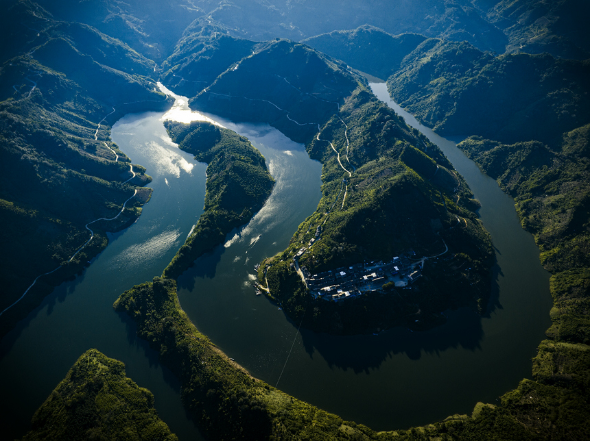 綠水青山孕育地質奇觀望謨河。龍張飛攝