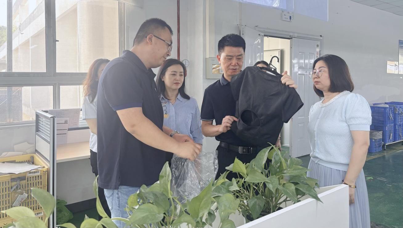 人民銀行黔東南州分行與工商銀行凱里分行聯(lián)合實地走訪企業(yè)。