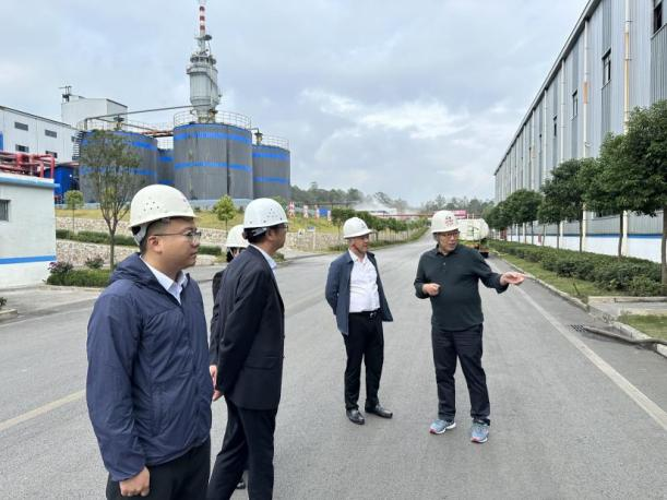 圖為工行興義分行深入某制造業企業開展調研，了解企業生產經營狀況。