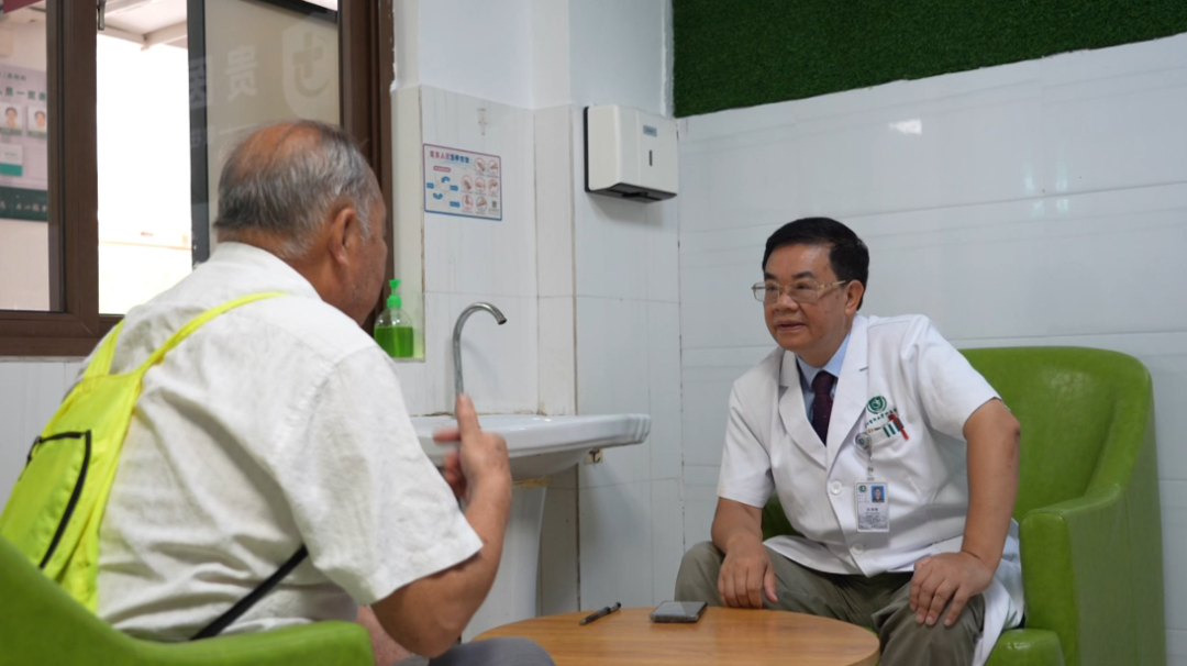 來自貴州醫科大學附屬醫院的專家正耐心地為患者問診查體。