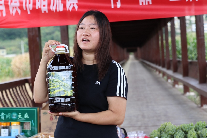 村民介紹自己的產品。 張弘揚 攝.jpg