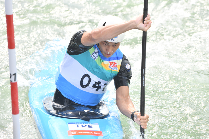 運(yùn)動(dòng)員在參加亞洲皮劃艇激流回旋錦標(biāo)賽比賽。楊仁海攝