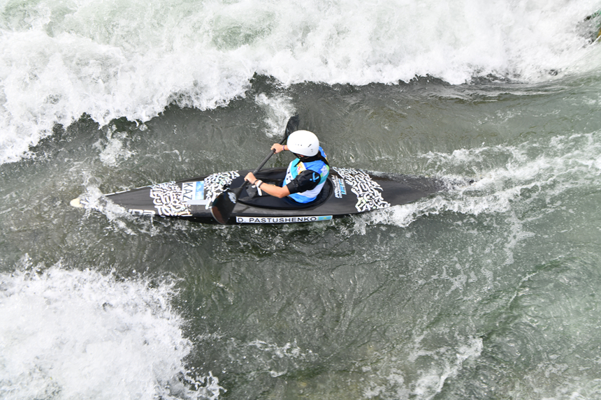 運動員在參加亞洲皮劃艇激流回旋錦標賽比賽。楊仁海攝