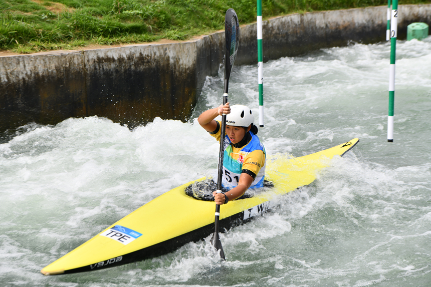 運動員在參加亞洲皮劃艇激流回旋錦標賽比賽。楊仁海攝