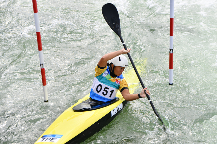 運動員在參加亞洲皮劃艇激流回旋錦標賽比賽。楊仁海攝