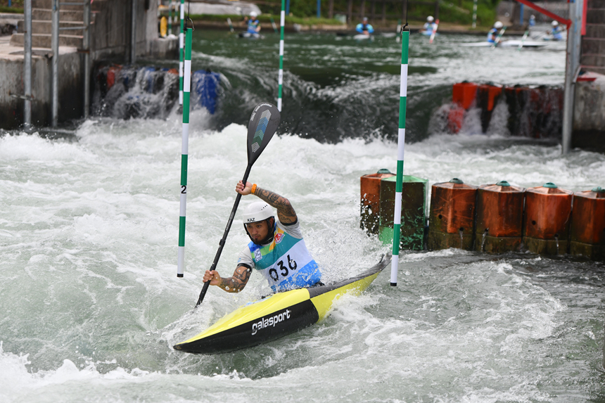 運動員在參加亞洲皮劃艇激流回旋錦標賽比賽。楊仁海攝