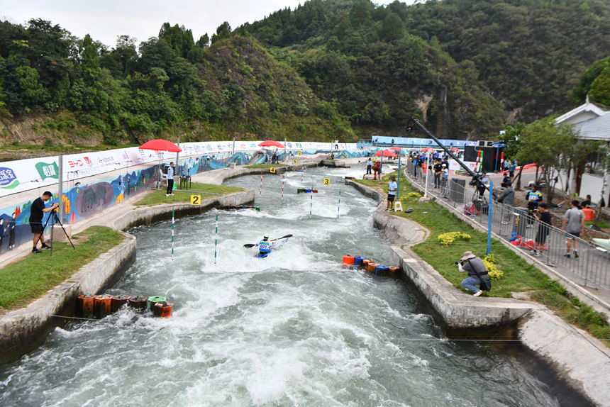 2025年亞洲皮劃艇激流回旋錦標(biāo)賽比賽現(xiàn)場(chǎng)。楊仁海攝