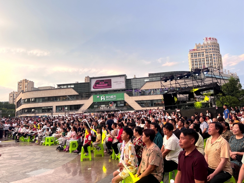 湖畔音樂匯現(xiàn)場。江勇 攝.jpg