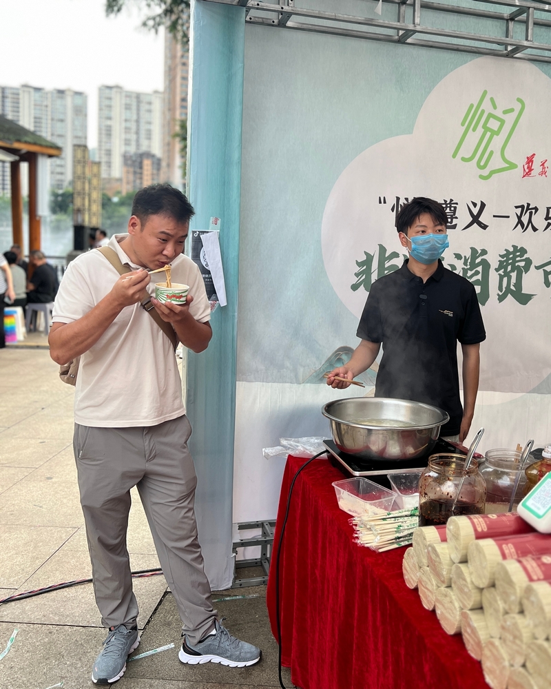 游客品嘗貴州土麥子面。江勇 攝.jpg