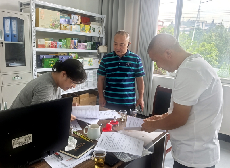 在極海果蔬公司簽合同。劉春 攝