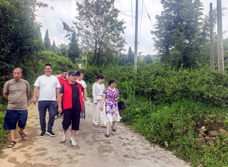 極海果蔬公司考察刺梨品質情況。劉春 攝）.jpg