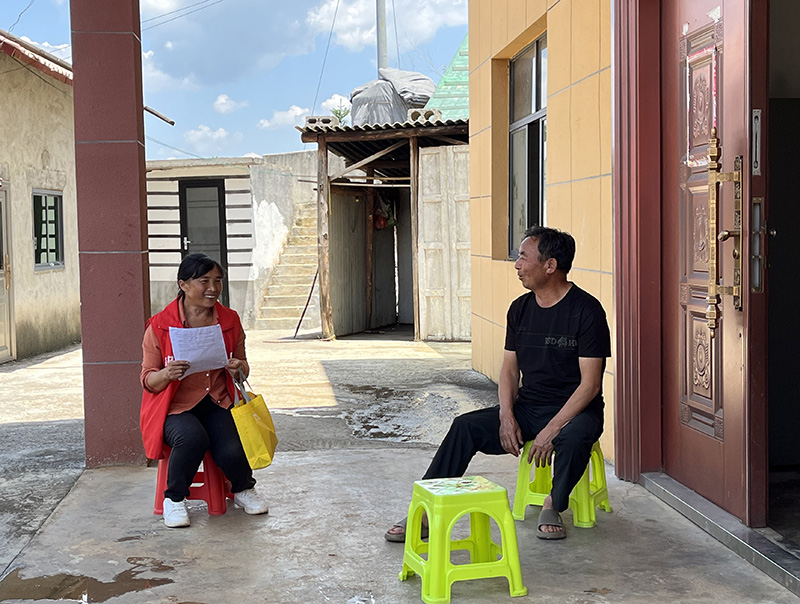 李興巧向村民宣傳森林防火知識。田琴攝