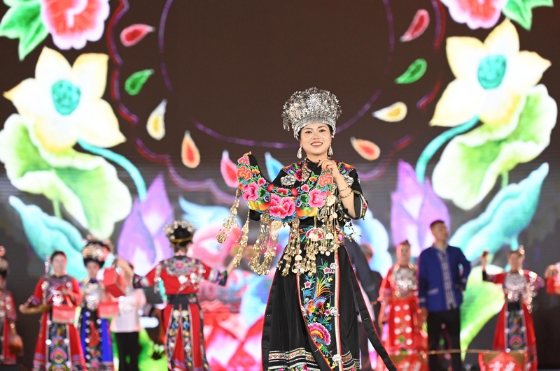 在“松桃村晚”舞臺上，松桃苗族自治縣盤石鎮的人們在展示銀飾產品。謝慧芳攝.JPG