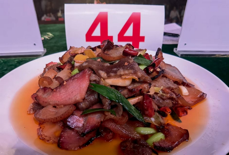 參賽菜品 —— 色澤誘人的炒臘肉。稅會(huì)靜 攝.jpg