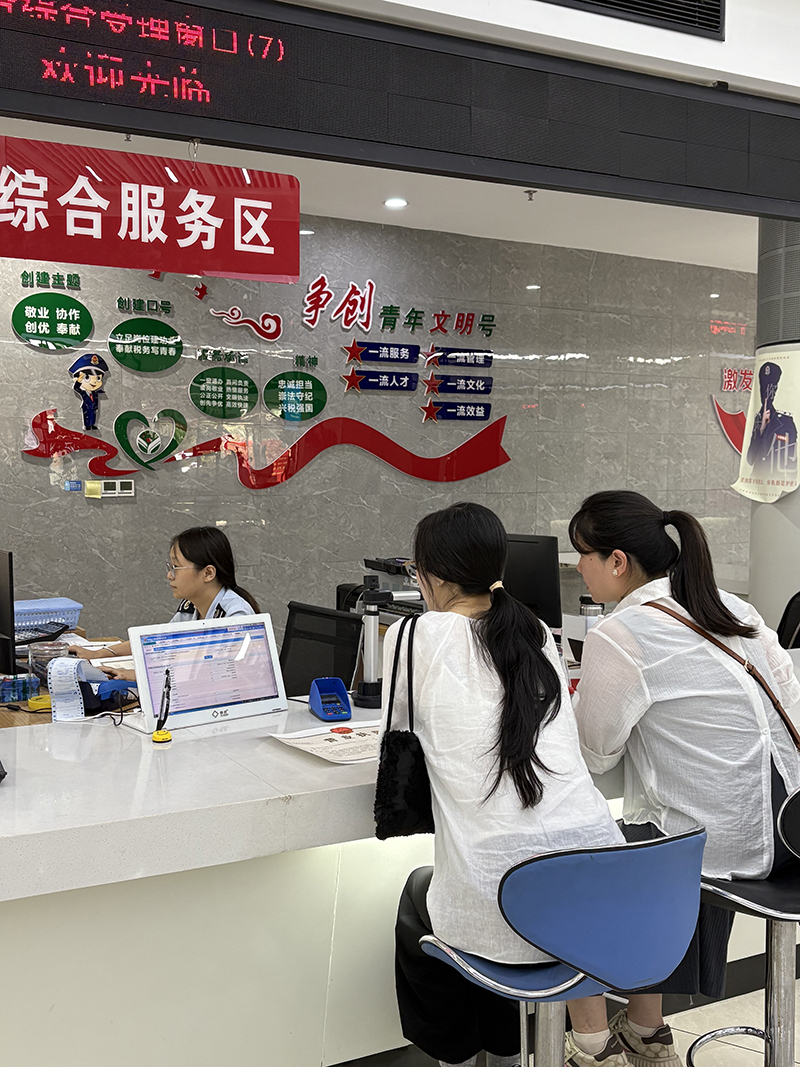 工作人員現場辦理“個轉企”。