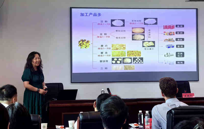 中國農業科學院蔬菜花卉研究所研究員、國家馬鈴薯產業技術體系首任首席科學家金黎平作主旨報告。