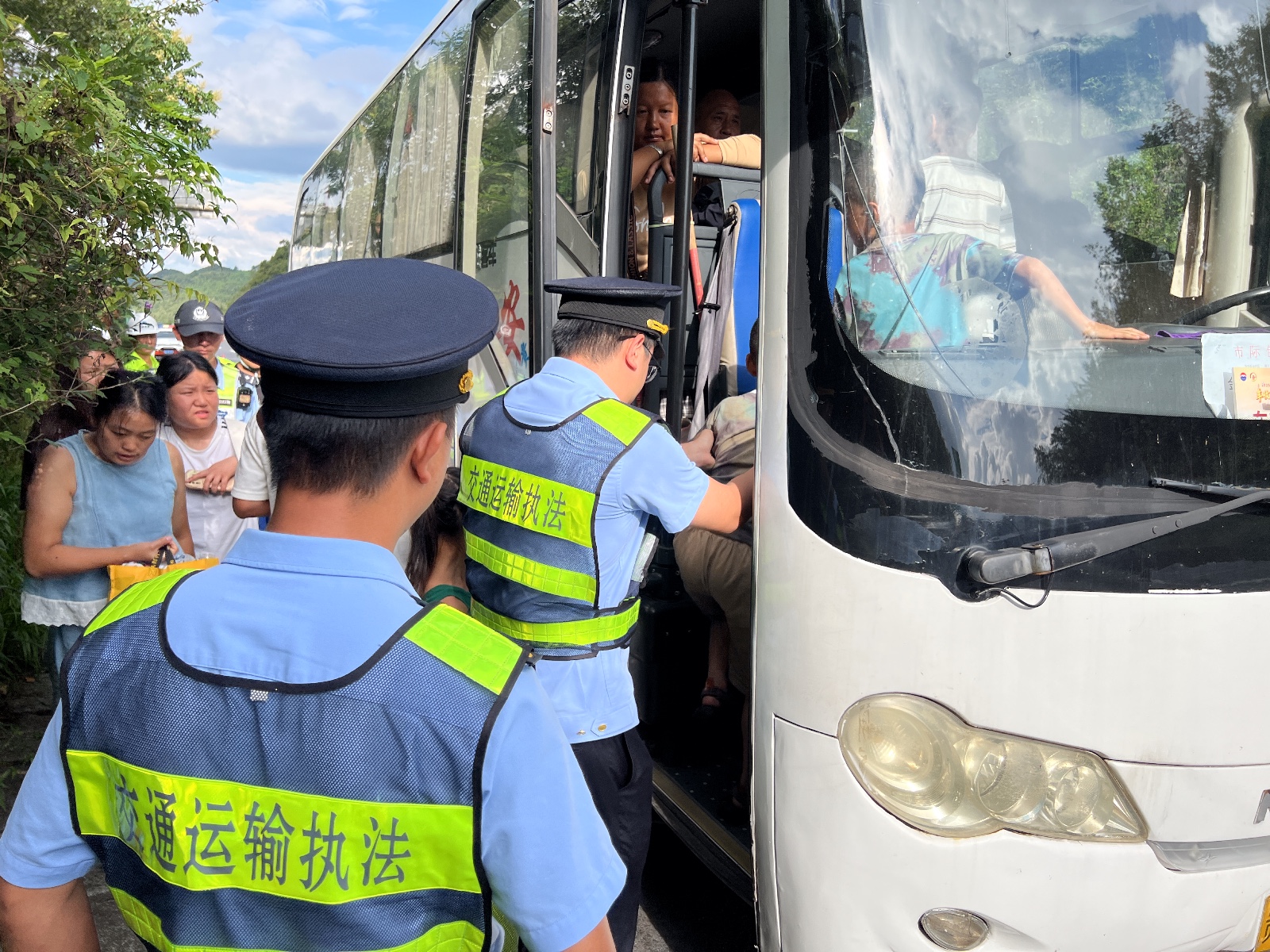 大客車因故障拋錨高速 交通執法緊急轉運確保安全。