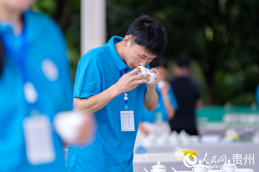 評茶師比賽現場。人民網記者 涂敏攝