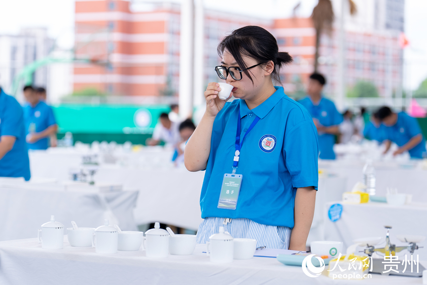 評茶師比賽現場。人民網記者 涂敏攝