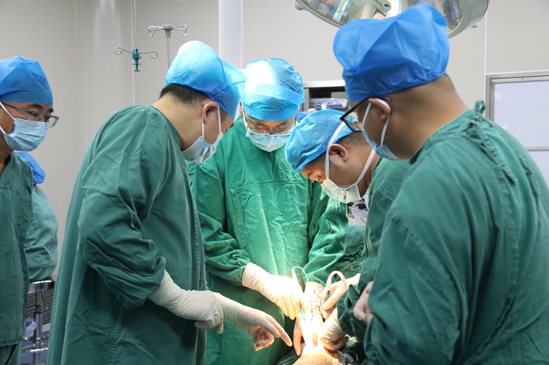 幫扶專家?guī)ш?duì)開展手術(shù)。