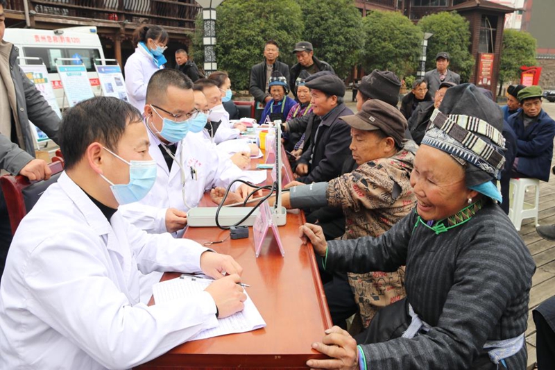 專家下鄉(xiāng)開展義診。