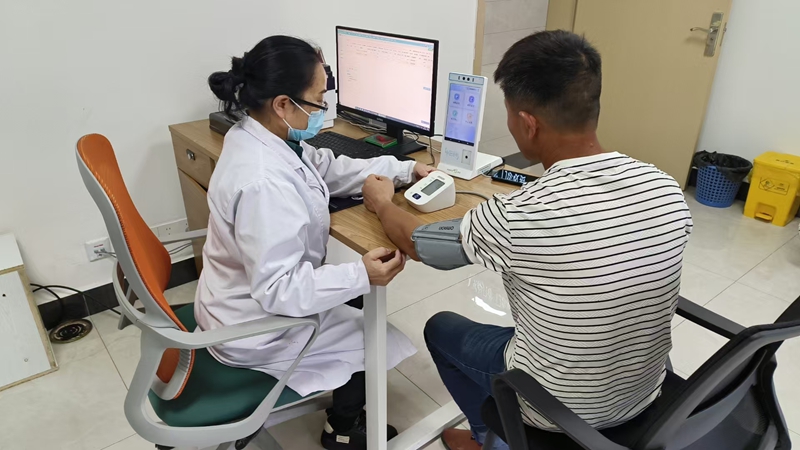 為群眾測(cè)量血壓。