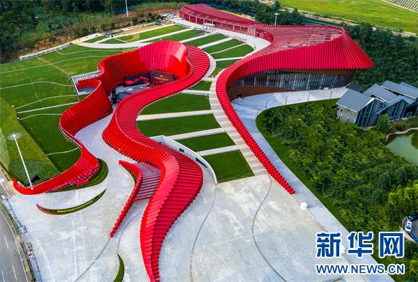 位于貴陽的“紅飄帶”全景航拍。新華網(wǎng)發(fā)