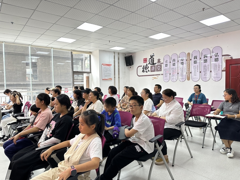 家庭教育講座現(xiàn)場.jpg