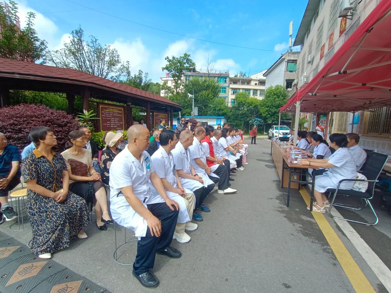 圖為退休黨支部“銀齡專家”和內、外、婦、兒等科室專家及志愿者開展巡診義診服務活動。