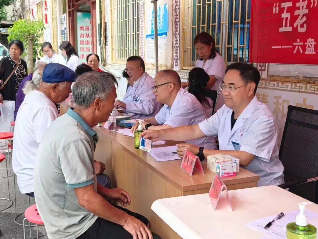 圖為退休黨支部“銀齡專家”和內、外、婦、兒等科室專家開展巡診義診服務活動。
