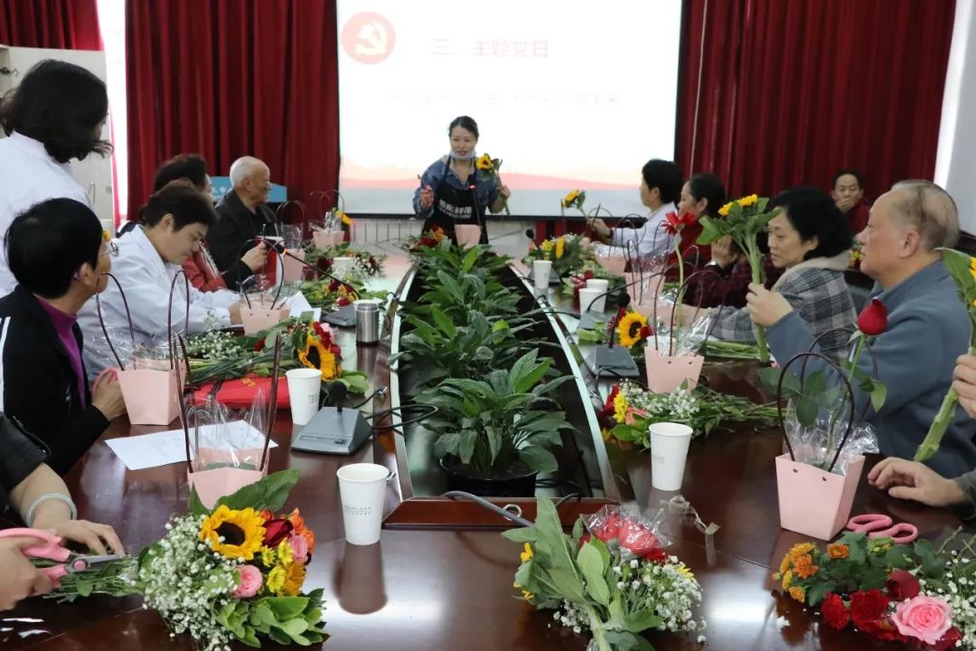 圖為退休黨支部開展主題黨日活動。