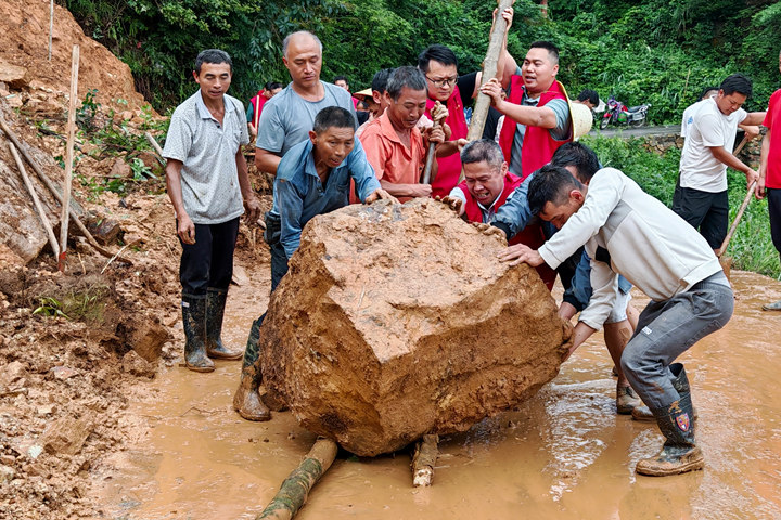 黨員志愿者和群眾在大河鎮和平村疏通道路。