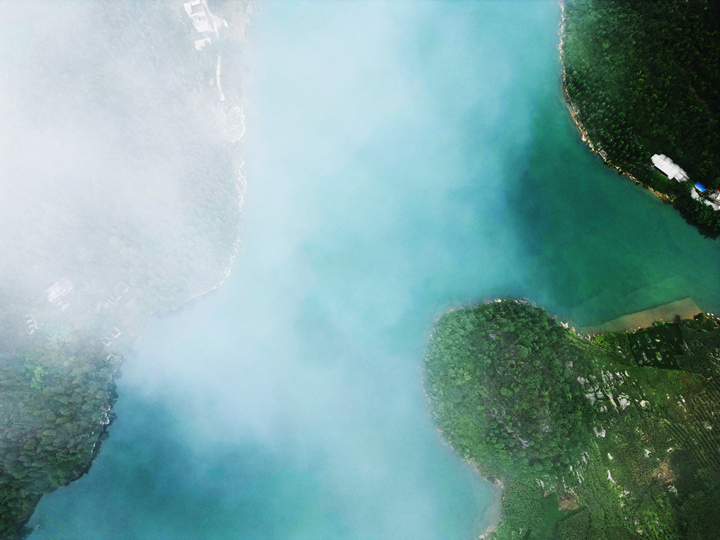 初秋時(shí)節(jié)的貴州省黔西市甘棠鎮(zhèn)櫻桃坪水庫，山水之間晨霧起落，景美如畫。 