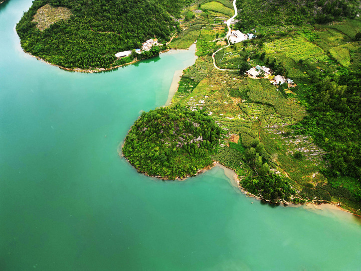 初秋時節的貴州省黔西市甘棠鎮櫻桃坪水庫，山水之間晨霧起落，景美如畫。 