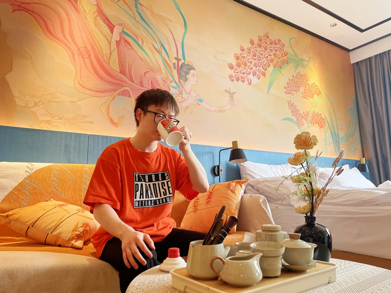 游客在希爾頓酒店的“醬香房”內品茶。.jpg