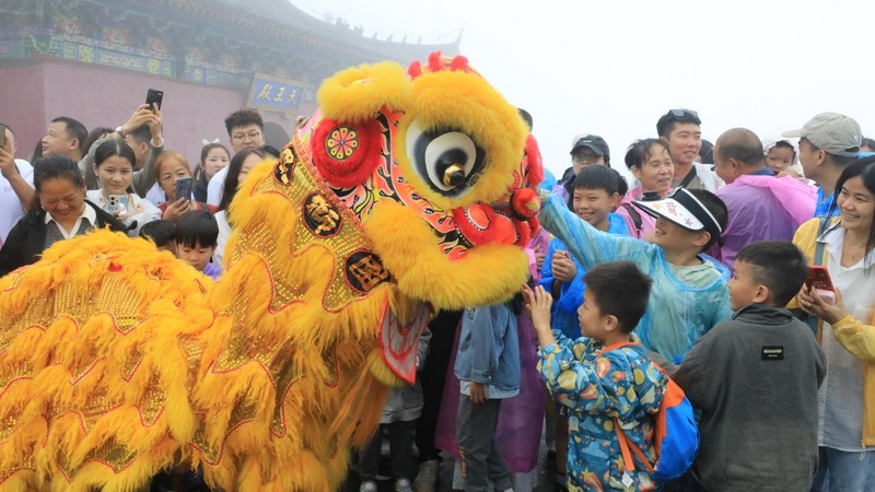 貴州梵凈山:暑期旅游人氣旺 迎客47.2萬人次帶火周邊經濟。