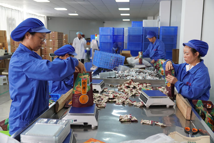 工人包裝產(chǎn)品。